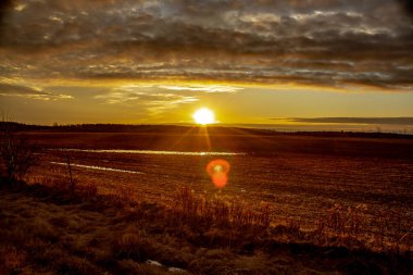 Donmuş Noel Günü Çiftçi Tarlasında Gün Batımı.