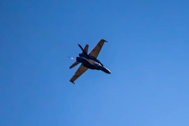 Rcaff Cf-18, Bcatp boyasıyla tek başına hava tatbikatı yapıyor. 