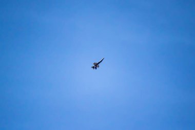 Rcaff Cf-18, Bcatp boyasıyla tek başına hava tatbikatı yapıyor. 