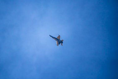 Rcaff Cf-18, Bcatp boyasıyla tek başına hava tatbikatı yapıyor. 