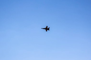 Rcaff Cf-18, Bcatp boyasıyla tek başına hava tatbikatı yapıyor. 