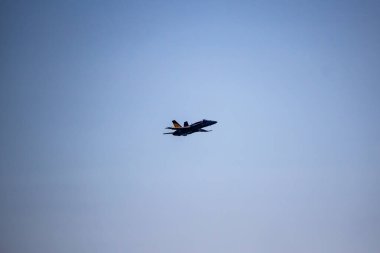 Rcaff Cf-18, Bcatp boyasıyla tek başına hava tatbikatı yapıyor. 