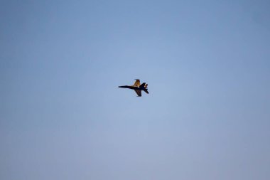 Rcaff Cf-18, Bcatp boyasıyla tek başına hava tatbikatı yapıyor. 