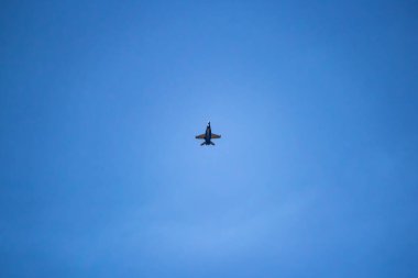 Rcaff Cf-18, Bcatp boyasıyla tek başına hava tatbikatı yapıyor. 