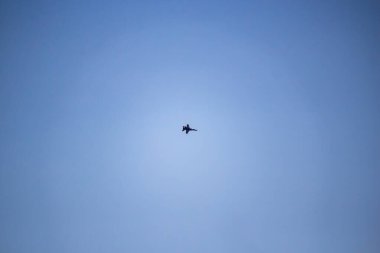 Rcaff Cf-18, Bcatp boyasıyla tek başına hava tatbikatı yapıyor. 