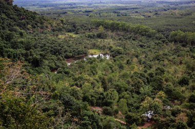 Dağların eteklerinde Phu Sing Ulusal Parkı, Bueng Kan, Tayland 'ı çevreleyen ormanlara bakıyorum..