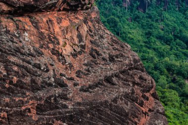 Phu Sing Ulusal Parkı 'ndaki bir uçurumun kenarına bakıyorum, Bueng Kan, Tayland.