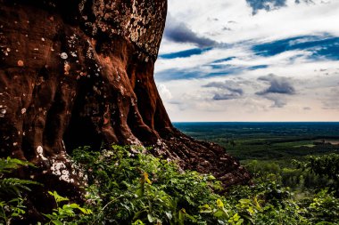 Phu Sing Ulusal Parkı 'ndaki bir uçurumun kenarına bakıyorum, Bueng Kan, Tayland.