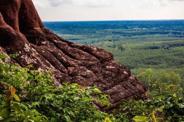 Phu Sing Ulusal Parkı 'ndaki bir uçurumun kenarına bakıyorum, Bueng Kan, Tayland.
