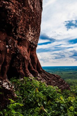 Phu Sing Ulusal Parkı 'ndaki bir uçurumun kenarına bakıyorum, Bueng Kan, Tayland.