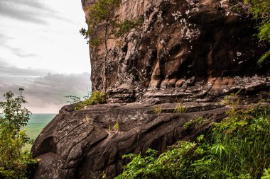 Phu Sing Ulusal Parkı, Bueng Kan, Tayland 'da dağ sırasının kayalık duvarlarından oyulmuş sığ bir mağara..