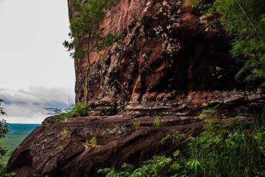 Phu Sing Ulusal Parkı, Bueng Kan, Tayland 'da dağ sırasının kayalık duvarlarından oyulmuş sığ bir mağara..