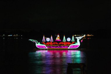 Naga Ateştopu Festivalinde Parlak Madalyalı Tekneler, Nong Khai Th