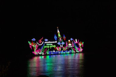 Naga Ateştopu Festivalinde Parlak Madalyalı Tekneler, Nong Khai Th