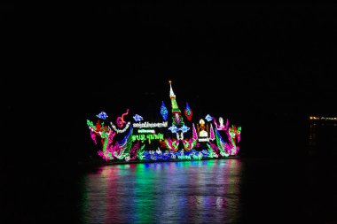 Naga Ateştopu Festivalinde Parlak Madalyalı Tekneler, Nong Khai Th