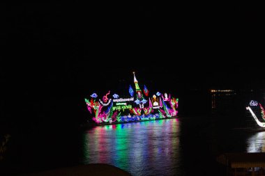 Naga Ateştopu Festivalinde Parlak Madalyalı Tekneler, Nong Khai Th