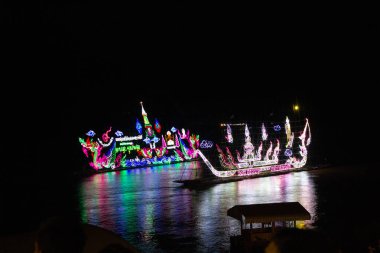 Naga Ateştopu Festivalinde Parlak Madalyalı Tekneler, Nong Khai Th