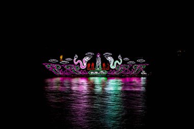 Naga Ateştopu Festivalinde Parlak Madalyalı Tekneler, Nong Khai Th