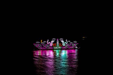 Naga Ateştopu Festivalinde Parlak Madalyalı Tekneler, Nong Khai Th