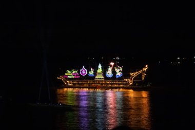 Naga Ateştopu Festivalinde Parlak Madalyalı Tekneler, Nong Khai Th