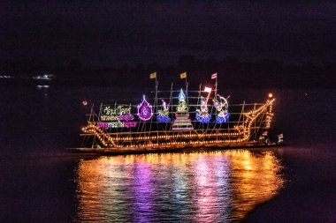 Naga Ateştopu Festivalinde Parlak Madalyalı Tekneler, Nong Khai Th