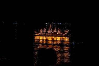 Naga Ateştopu Festivalinde Parlak Madalyalı Tekneler, Nong Khai Th