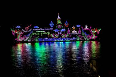 Naga Ateştopu Festivalinde Parlak Madalyalı Tekneler, Nong Khai Th
