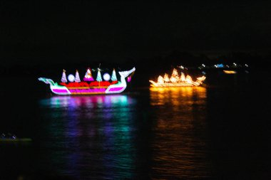 Naga Ateştopu Festivalinde Parlak Madalyalı Tekneler, Nong Khai Th