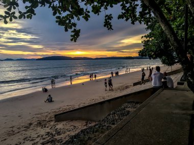Ao Nang sahillerinde turuncu bir günbatımı mavi, mor ve turuncu karışımıyla gökyüzünü aydınlatır..