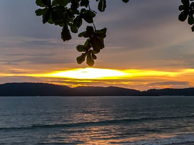 Ao Nang sahillerinde turuncu bir günbatımı mavi, mor ve turuncu karışımıyla gökyüzünü aydınlatır..