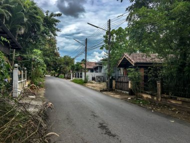 Ao Nang, Krabi Tayland 'da ikamet ediyor.