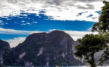 Phi Phi Adası, Krabi Tayland 'daki körfeze bakıyorum.