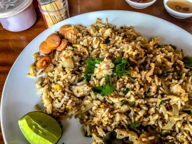 Esaan usulü kızarmış sosisli pilav..