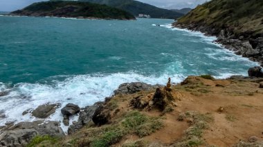 Phuket Tha 'daki Promthep' te rüzgarlı bir günde beyaz bir sahil şeridi.
