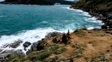 Phuket Tha 'daki Promthep' te rüzgarlı bir günde beyaz bir sahil şeridi.