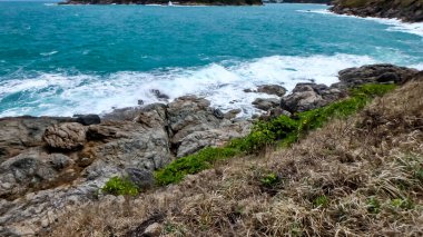 Phuket Tha 'daki Promthep' te rüzgarlı bir günde beyaz bir sahil şeridi.