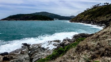 Phuket Tha 'daki Promthep' te rüzgarlı bir günde beyaz bir sahil şeridi.