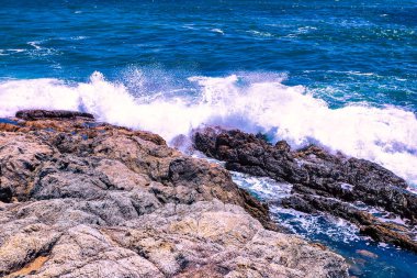 Beyaz sular Promthep Burnu, Phuket Tayland 'ın güneyindeki kayalık kıyı şeridine çarpar.
