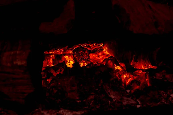 Burning Embers in un paese Stufa a legna — Foto Stock