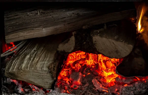 Burning Embers in un paese Stufa a legna — Foto Stock