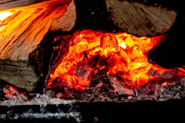 Burning Embers in un paese Stufa a legna — Foto Stock