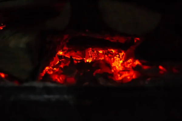 Płonące żar w kraju Piec na drewno — Zdjęcie stockowe