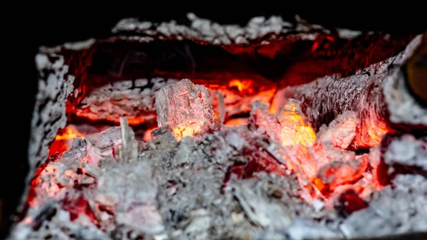Burning Embers σε μια θερμάστρα ξύλου Χώρα — Φωτογραφία Αρχείου