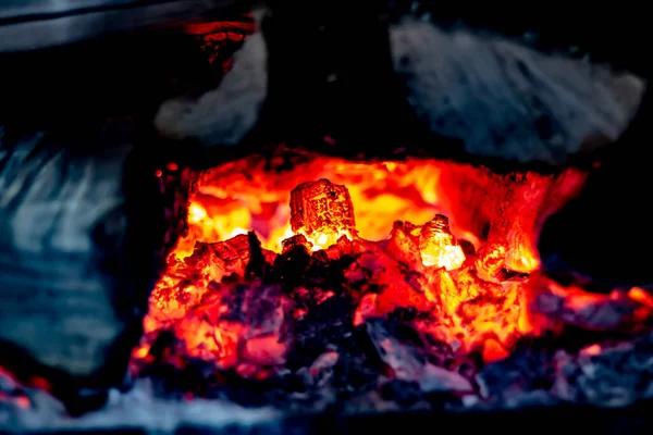 Burning Embers em um fogão a lenha do país — Fotografia de Stock