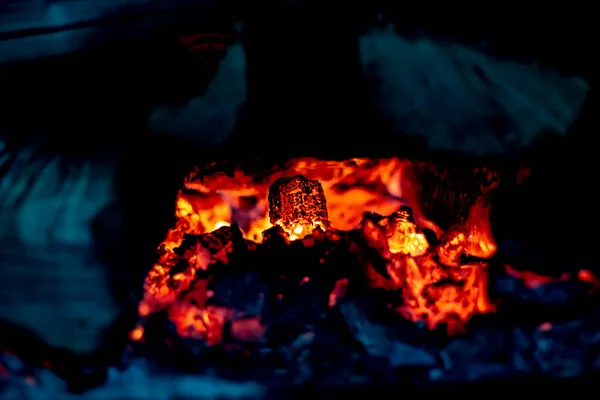 田舎の木のストーブで琥珀を燃やす — ストック写真