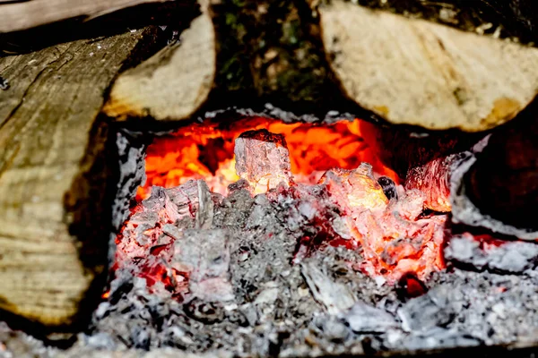 Burning Embers in un paese Stufa a legna — Foto Stock