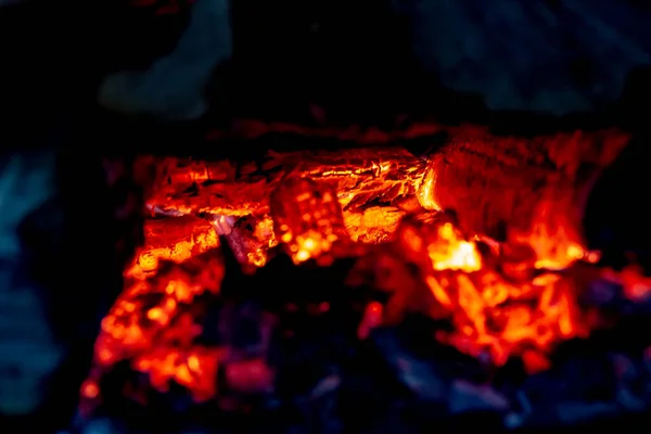 Burning Embers in un paese Stufa a legna — Foto Stock