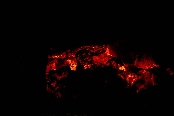 Burning Embers in un paese Stufa a legna — Foto Stock