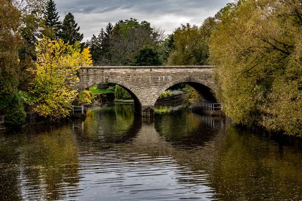 Міст через річку в осінню, Стратфорд Онтаріо — стокове фото