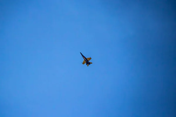 RCAF CF-18 realizando maniobras aéreas en solitario con pintura BCATP —  Fotos de Stock